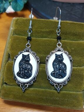 💚5/$25💚 Cat Cameo Earrings Black White Silvertone